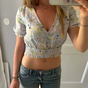 Sommar topp - Så fin blommig topp från By Malina!! Priset kan diskuteras💗 