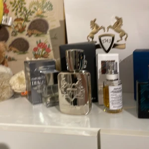 Parfym splittar/hela - Säljer mina parfymer, både hela flaskor men även i splittar. Skriv för mer bilder på ml och sådant. Hör av er vid funderingar. Jag står som vanligt inte för postens slarv!!