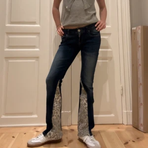 Snygga ltb jeans - Säljer dessa ursnygga utsydda ltb jeans med leopardtyg!⚡️De är bootcut och lågmidjade, midjemåttet är ca 70 cm hela vägen runt och innerbenslängden är 72cm⚡️Pris kan diskuteras