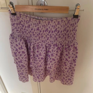 Volangkjol  - Vilangkjol med blommor på. Från ginatricot. Jätte fin till sommaren!🫶🏻