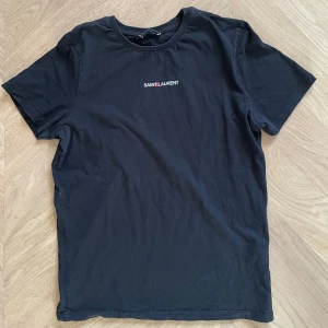 Saint Laurent t-shirt - Uves Saint Laurent t shirt i riktigt fint skick! Storlek S normal i storlek, väldigt bra pris så köp den innan nån annan gör det!