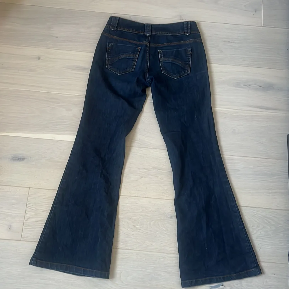 Ett par jätte snygga lågmidjade bootcut jeans som tyvärr var för små för mig.   Midjemåttet rakt över: 36 cm Innerbenslängden: 76 cm. Jeans & Byxor.