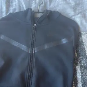Nike tech zip hoodie i svart, säljer billigare då jag ej använder den och rensar garderoben:) Storlek ”XL” 158-170 passar som en M-L 