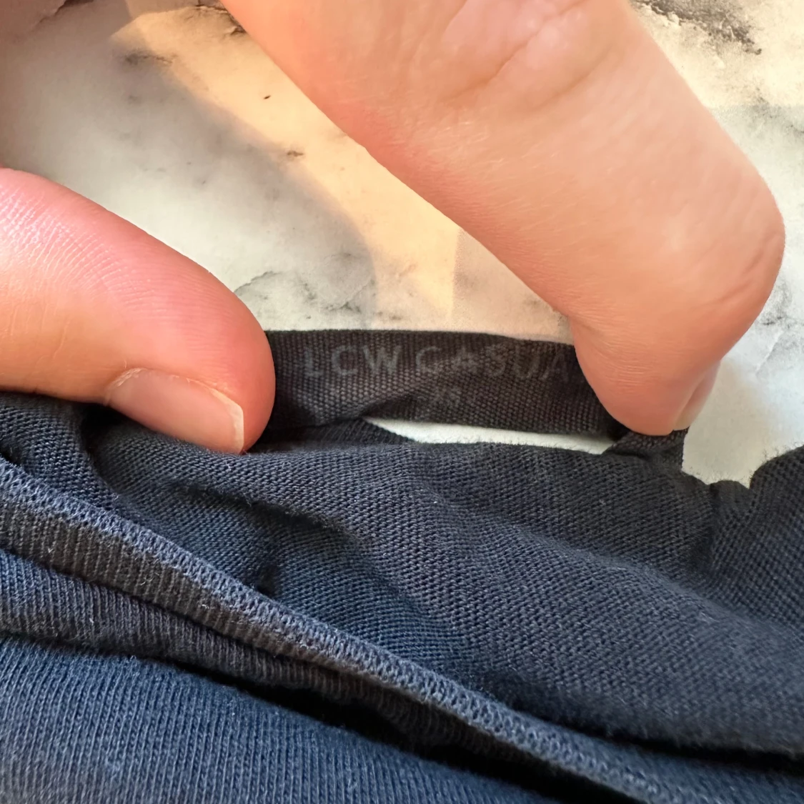 Svart tröja med tryck  - 92