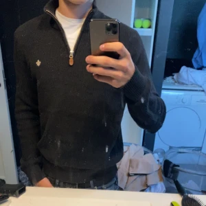 Morris halv zip - Morris half zip i perfekt skick, nypris var 1600 men är en otillgänglig model Storlek xs men passar även s