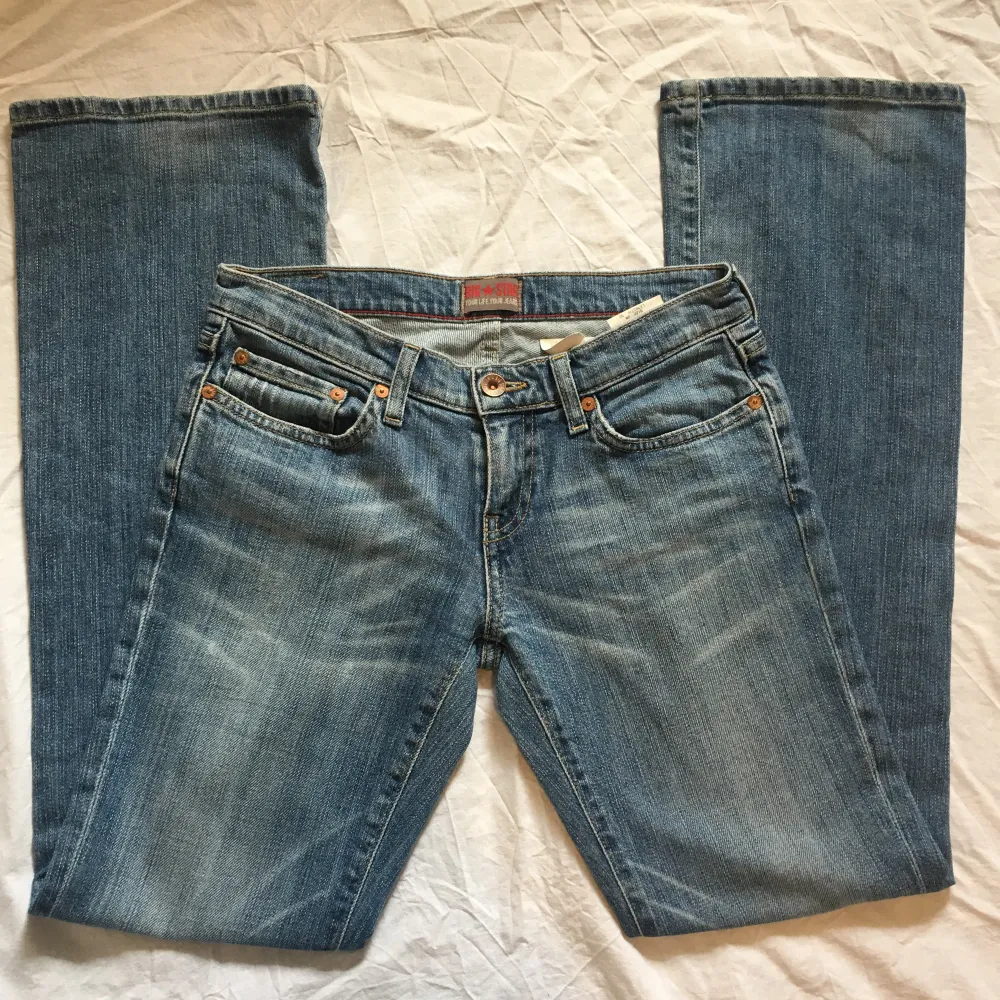 Supersnygga lågmidjade jeans från Big Star! Midjemått 75,5cm (rakt över ca 37cm) Innerbenslängd 79,5cm Grenhöjd 19cm. Jeans & Byxor.