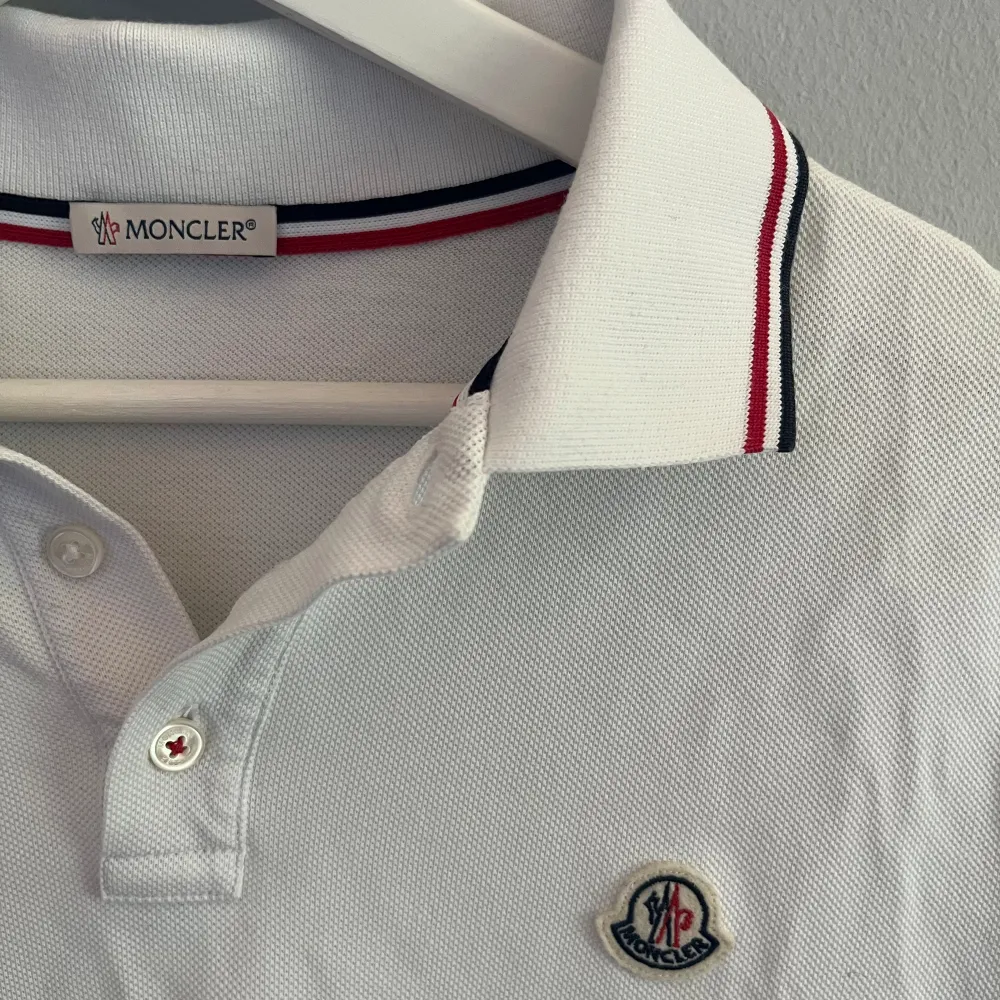 Riktigt snygg Moncler piké i bra skick:(8/10). Den är sparsamt använd och nypris är ca 3100 kr. Perfekt till vår och sommar. Passar storlek M men även lite större/mindre.  Skriv för frågor! //Carl. T-shirts.