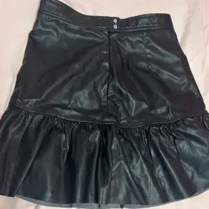 Skin kjol med volang från H&M 