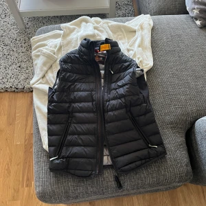 Parajumper väst - Västen är i storlek S och är i fint skick  Original 