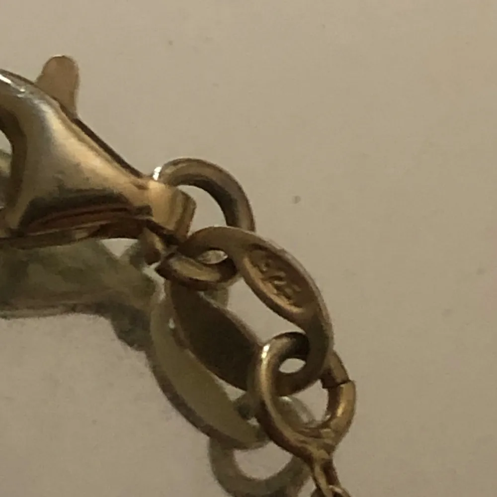 Säljer nu detta fina silver armbandet i guld färg (925). Vet inte vart det är från men jätte fint skick. 💖. Accessoarer.