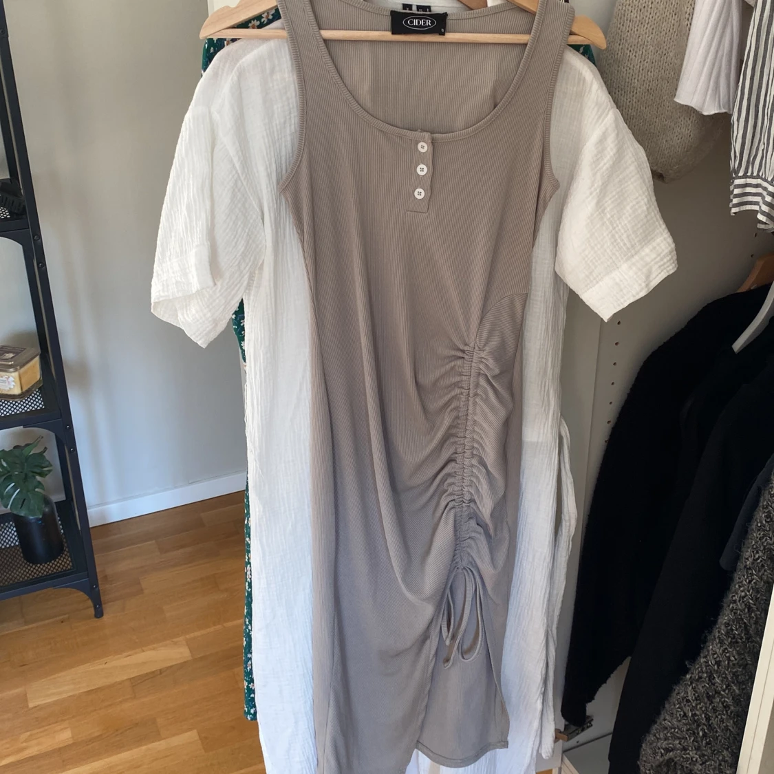  Beige klänning  - 91