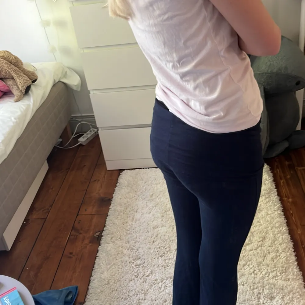 Mörkblå yoga pants från Gina Young som tyvärr blivit för små ❤️. Jeans & Byxor.