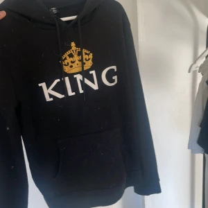 Tunn hoodie  - Hej! Säljer en tunn hoodie där de står kung på luvan, båda ärmarna o på bröstet. Använd mycket så storleken är borta men skulle tro s/m, kontakta vid frågor elr bud. OBS hund o katt finns i hemmet!!