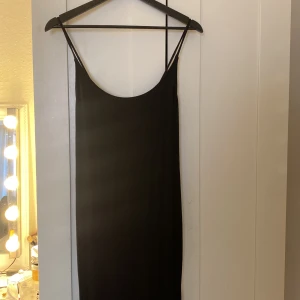 Svart klänning vanlig  - Svart klänning från H&M jätte fin testat den en gång sitter skönt inte tajt men inte heller löst den e skön ha på sig och den e enda till knäna 💕
