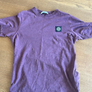 Stone Island Junior Red T-Shirt 14Y - Röd Stone Island Junior tröja. Storlek 14y