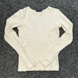 Vit pointelle tröja från Brandy Melville i jättefint skick. Säljer då jag ej fått användning för den. Hör av dig vid frågor!💗