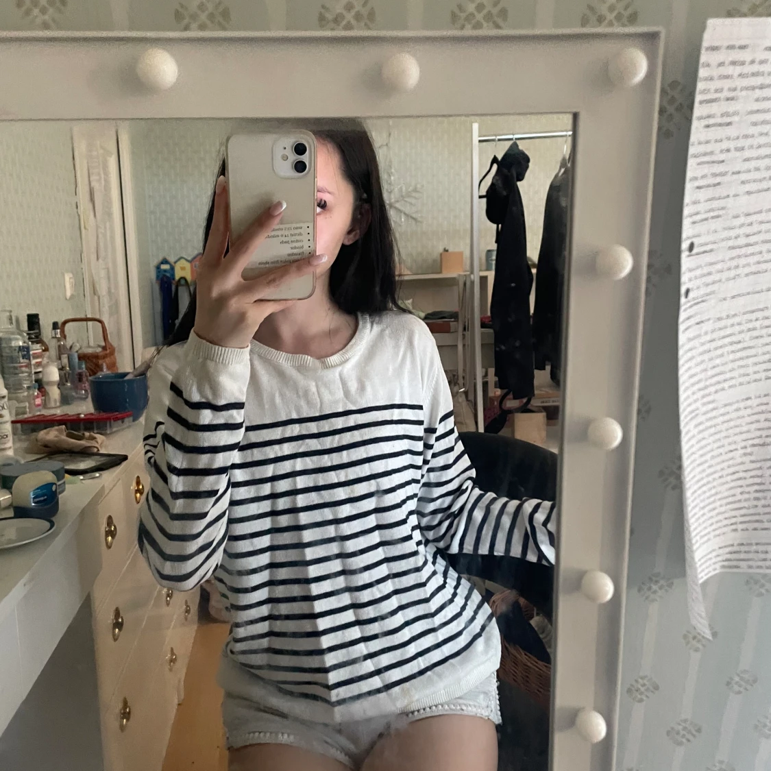 Mörkblå och vit randig sweater