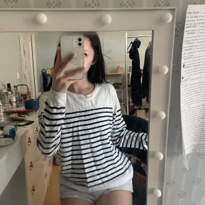 Mörkblå och vit randig sweater - Tjocktröjan är mörkblå och vit, den är tunn och därför blir man inte jätte varm i den. Den är perfekt att ha på sig på en solig dag när det är lite blåsigt. Den tar ingen plats och är inte tung alls. Den är använd ett par fåtal gånger men tvättad! 