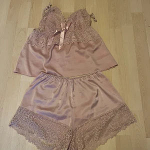 Två pyjamas sett - Väldigt bra skick och är knappt använda