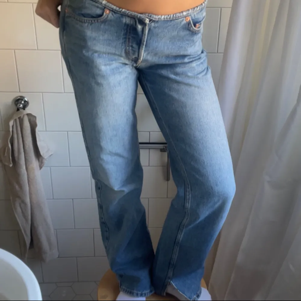 Lågmidjade jeans från weekday utan kant! . Jeans & Byxor.