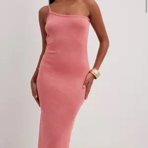 Superfin rosa klänning med guldglitter. Enaxlad och formar sig efter kroppen. Köpt förra året men aldrig använd då den är lite stor på den sidan det inte finns band på & åker därav ner på mig. Lätt stickad, lite genomskinlig använd ljusa underkläder🌸