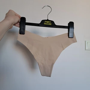 Beige seamless trosor - Seamless trosor, trosor utan kant🤍 Aldrig använda så i nyskick, postar samma dag du köper!!