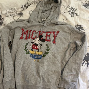 Disney hoodie - Hoodie med Musse pig tryck som är lite slitet men annars i bra skick!🫶🏻