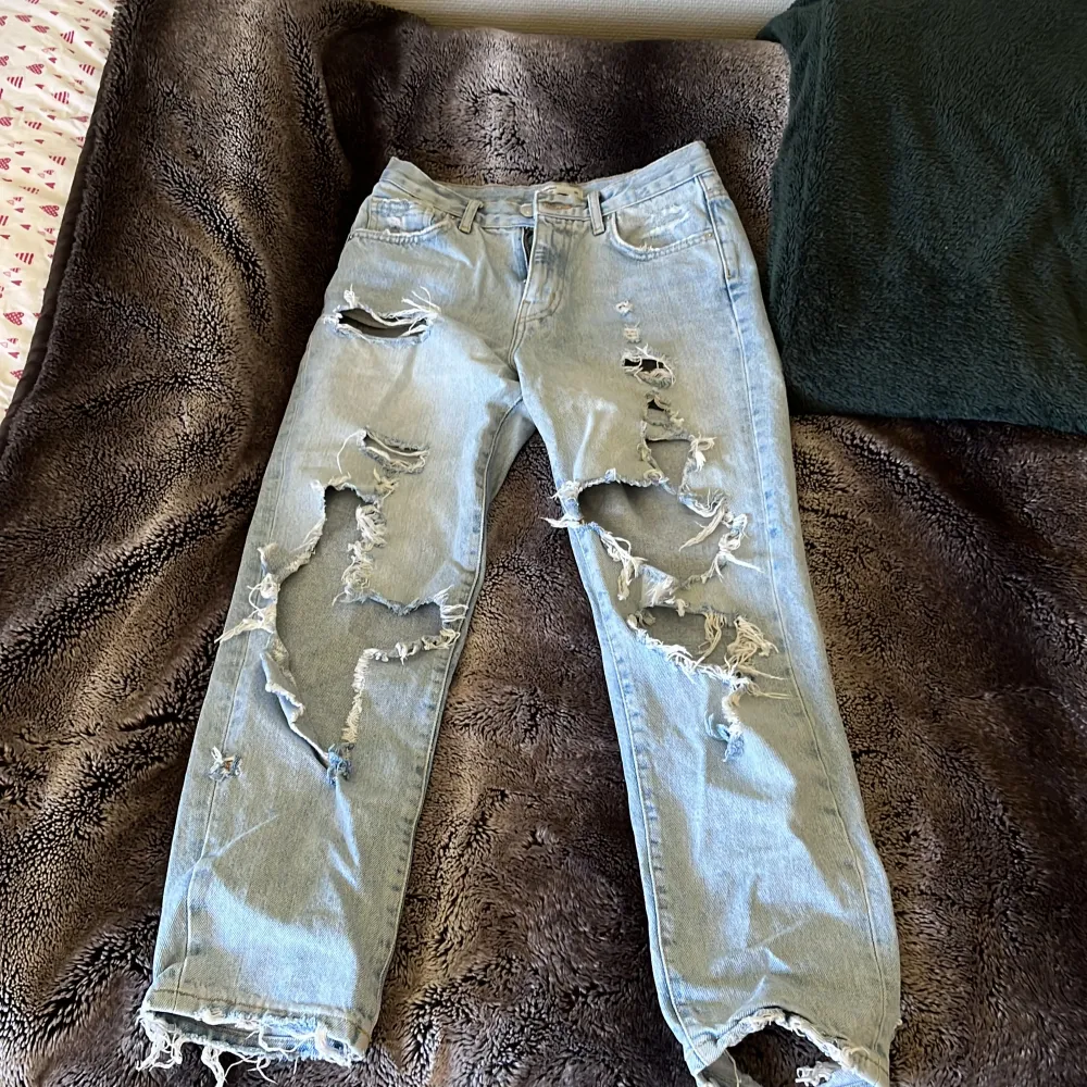 Snygga ripped jeans men luftiga hål:) sitter bra runt midja o rumpa sammtidigt som dem är luftiga vid låren. Jeans & Byxor.