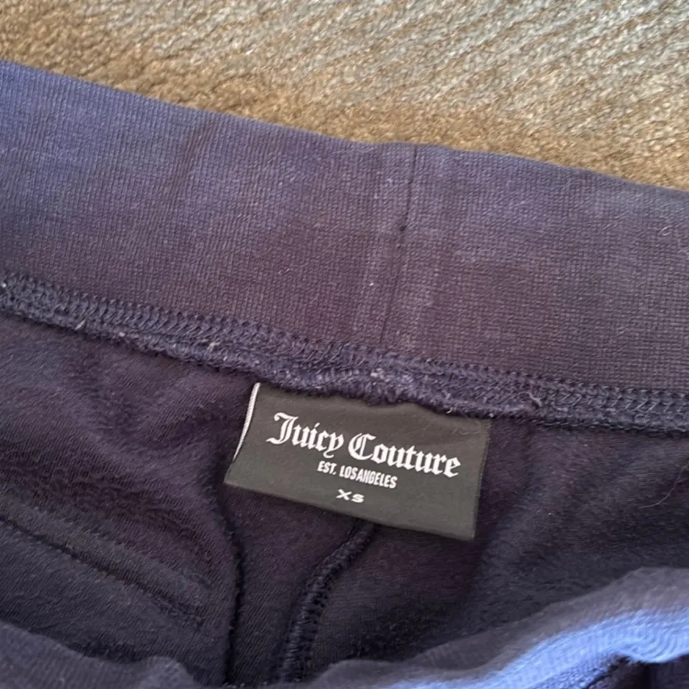 Marinblå Juicy couture byxor storlek xs i fint skick. Jeans & Byxor.