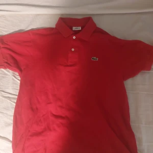 Lacoste piké - Lacoste piké i storlek M som passar askönt Riktigt luftigt och klassigt plagg till sommarn 💯💯 Bara skriv till mig om ni har några frågor👍🤙    Priset är såklar diskuterbart vid snabb och smidig affär😁😁