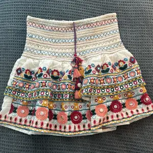Superfin zara kjol som har använts sparsamt! Perfekt till i sommar☀️skulle säga att den passar XS-S💕
