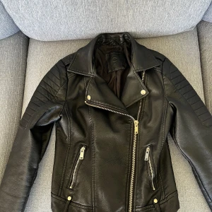 skinnjacka - Köpt för några år sedan men knappt använd så nyskick