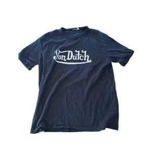 Von dutch tshirt - Svart von dutch tshirt, i väldigt bra skick💋 storlek xxl men tycker att den sitter som en M? Unisex