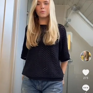 Svart tröja  - Säljer denna as coola tröjan från Kappahl! Minns inte exakta nypriset men runt 400kr 🙌 endast använd Max 5 gånger! Vill gärna bli av med den så pris kan diskuteras!!💕💕