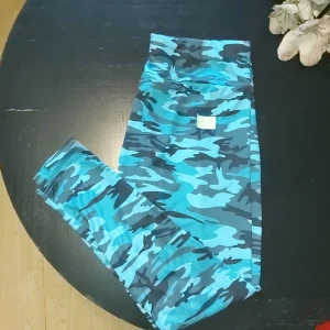 Blå träningstights - Helt nya träningstights som är endast provad och tvättad Kamouflage mönster i blå Köptes från SHEIN