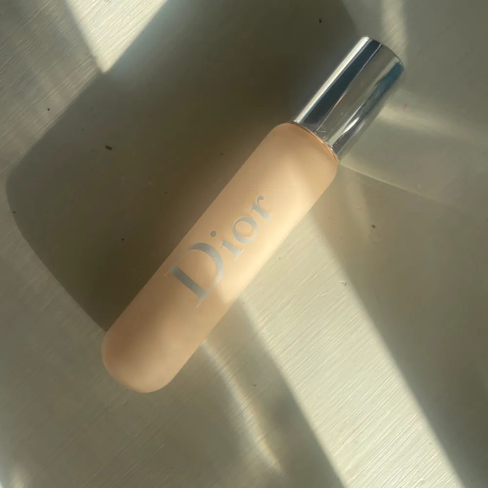 💘Säljer en Dior Backstage Concealer i färgen 0W då den är för ljus för mig 💘Nypris ca 360-380kr 💘Testad ca 3ggr, syns på sista bilden hur mycket som finns kvar 💘Lägg gärna prisförslag, kan eventuellt gå ner i pris . Övrigt.