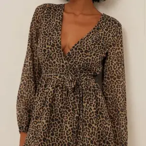 ❤️‍🔥Säljer denna ursnygga leopard volabgklänning från NAKD i storlek 36❤️‍🔥