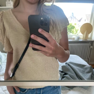 Guldig topp  - Jättesöt topp som är aldrig använd! Storlek L men skulle säga mer storlek  S/M!💕