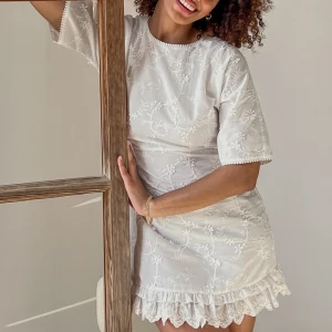 Klänning - Superfin vit klänning från NA-KD. Jättesöt, perfekt för konfirmation och skolavslutning eller liknande🩷Endast använd två gånger, jättebra skick. Använd gärna ”köp nu” och skriv vid frågor📦