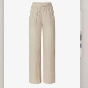 Linnebyxor - Beiga linne bryxor från chelsea. Passar mig som är ca 164 cm. Köpta för 600kr