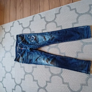 Dsquared2 jeans (äkta) - Tjena säljer dessa äkta "dsquared2" jeans, min brorsa sa att de va äkta för ja fick de av honom...  Hål överallt (de ska va de)  Skriv för mer info m.m