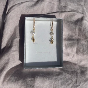 Tiny Pearly spike örhängen  - 35kr per par, finns flera i lager😊 kolla gärna in min instragram där jag främst sköter försäljningen 🤍 fler liknande smycken hittar ni på min sida 🥰