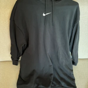 Nike sweatshirtklänning - Använd en gång. Ludd på som man får bort men annars helt ny