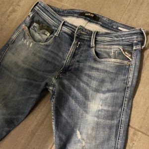 Replay anbass - Ett par replay anbass i strl 33 slim. Sjukt snygga men var för små för mig. Fint skick. Nypris ca 1600. 