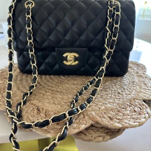 Väska  - Superfin axelbandsväska bredd 25 h 16cm 