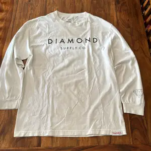 En långarmad Diamond tröja som är sparsamt använd. Condition: 7.5/10