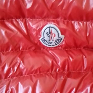Moncler väst - Hej säljer nu min moncler väst få jag inte har användning för den de står xl men är som typ M o den är fint skick