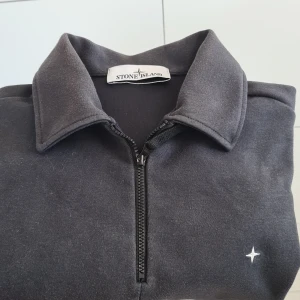 Stone island töja  - Stone Island Heavy Cotton Fleece Half Zip, ny pris är 4 399 kr. Är i mycket bra skick, är sälnan använd. 