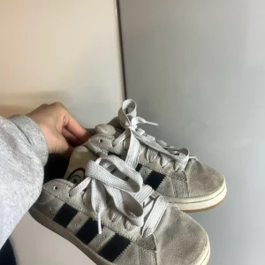 Adidas campus 00 - Köpte för en månad sedan, bra skick men lite smutsiga🙌
