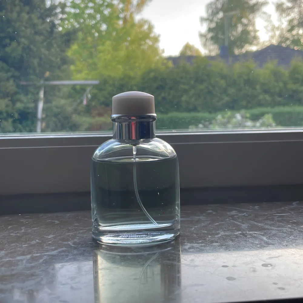 En limited edition parfym från Dolce & Gabbana som är en ungdomlig och fräsch doft som är grym nu till sommarn. Det finns runt 45-40ml kvar.   Priset är ej hugget i sten Tveka inte att fråga vid minsta fundering eller fråga😁. Parfym.